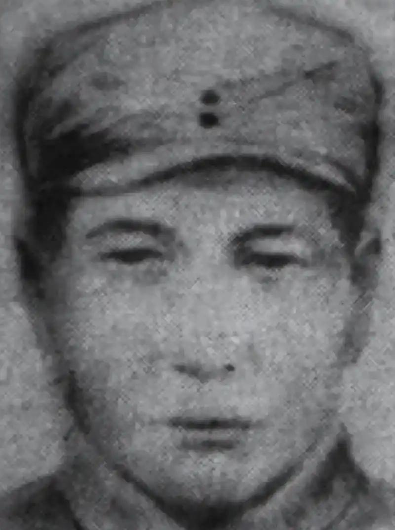 1944年，司令员康俊仁穿了件鬼子大衣回营，哨兵一枪将其击毙，事后上级的处理方式