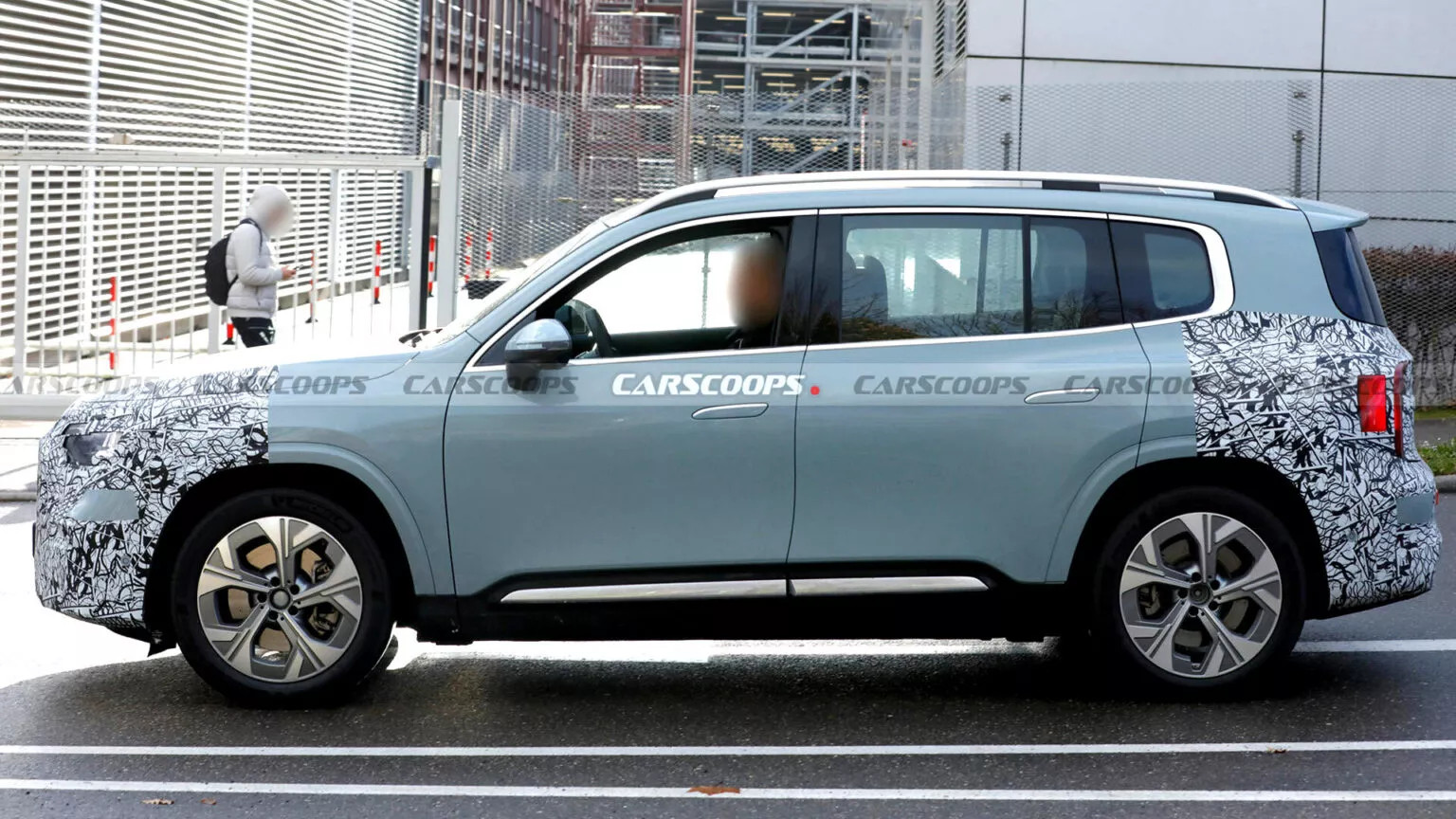 奔驰新GLB和smart5到底有没有关系啊？我个人感觉有，但不多，前轮卡钳都变了