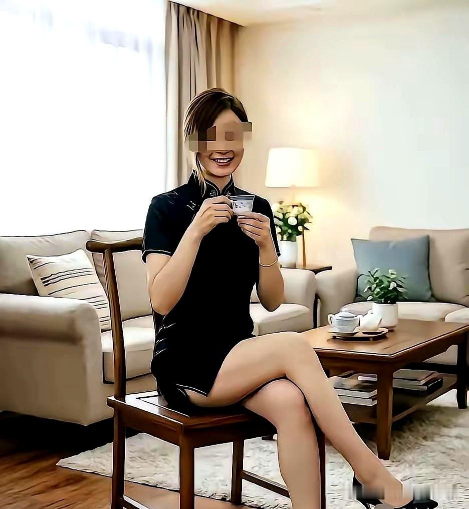 这两天这事越看越扎眼。起初不少人还替“小三姐”说话，觉得她也是被男方哄进去的，