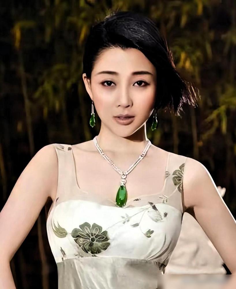 当年，殷桃在富豪孙东海的疯狂追求下，成为了他的女人，没想到孙东海还忘不了女星李小