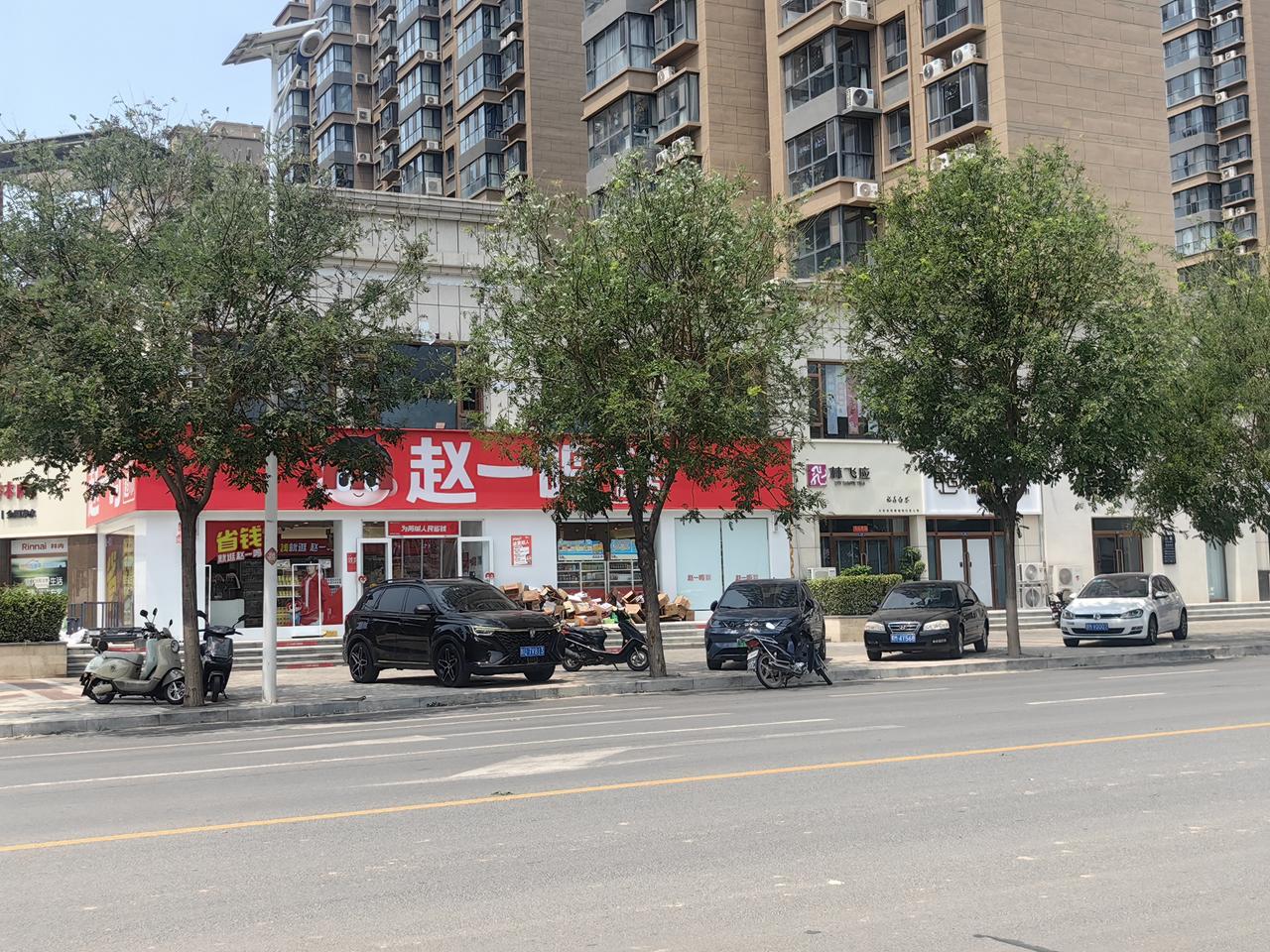 相隔不到三百米，一个小县城的赵一鸣食品店，肯定是一个老板吧。开业时顾客可不少，年