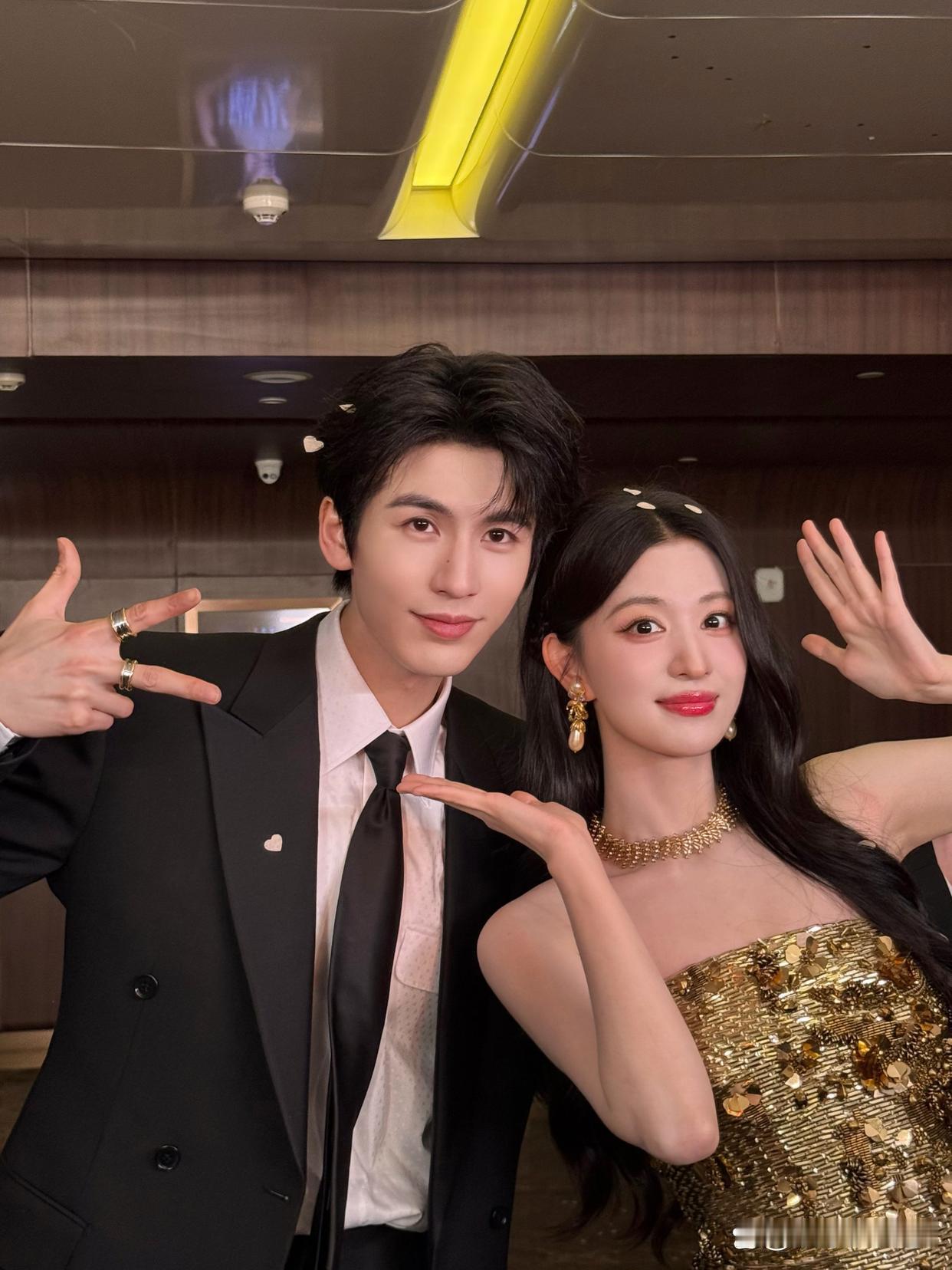 1.李小冉离婚后是单身，现阶段对感情无感，暂时也不想和其他富婆一样谈个小鲜肉，觉
