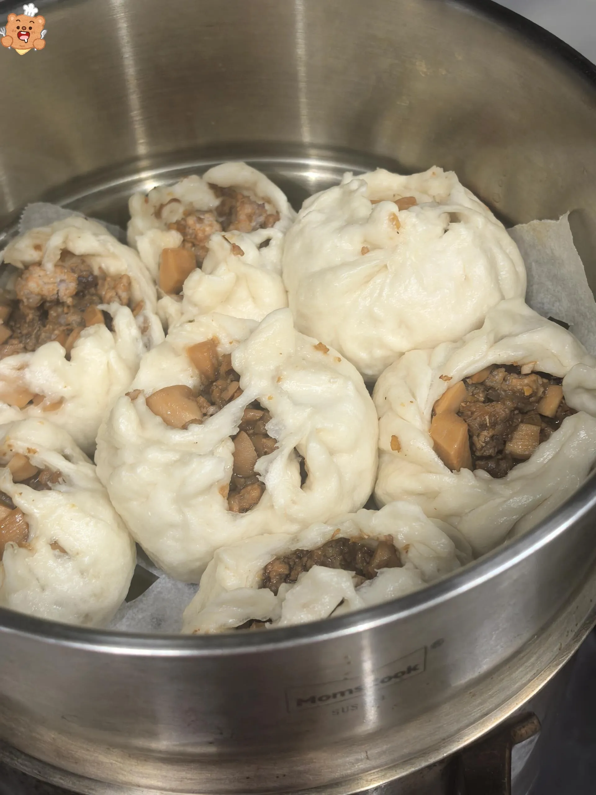 今天休息包了一锅大包子，精心调制的馅料，知道婆婆喜欢吃包子出锅之后叫婆婆过来吃饭