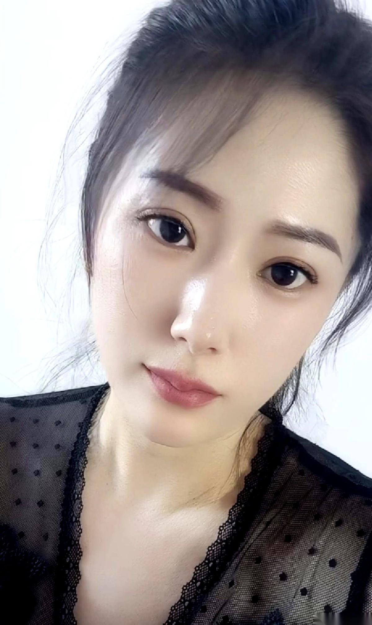 36岁，在银行上班月薪一万二，自己有辆代步车，名下无房。当这位长相周正的朋友把