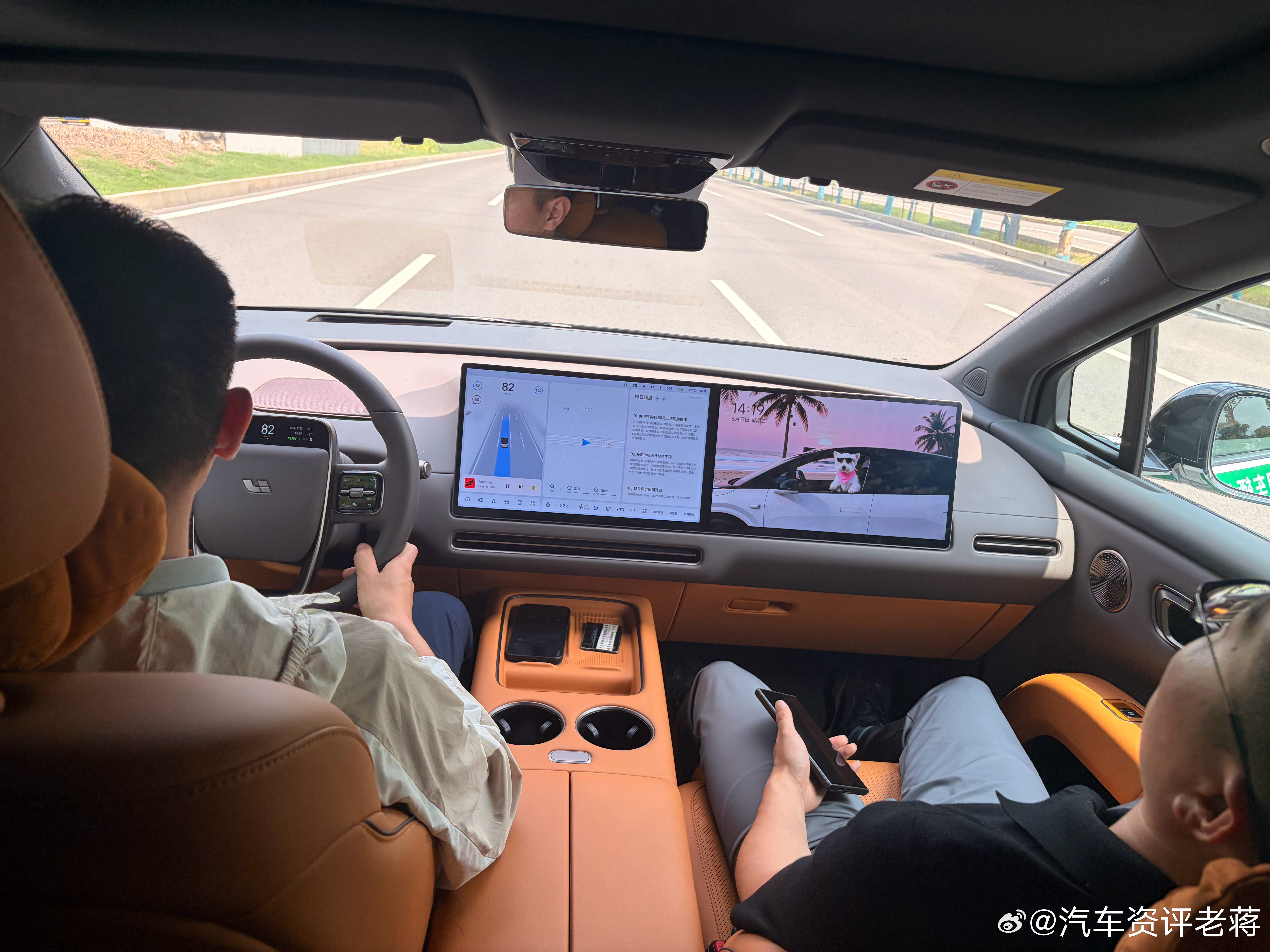 老蒋原创六人满载驾驶理想i8，上手依然是感受到无比细腻、温柔又不失力量感的油门