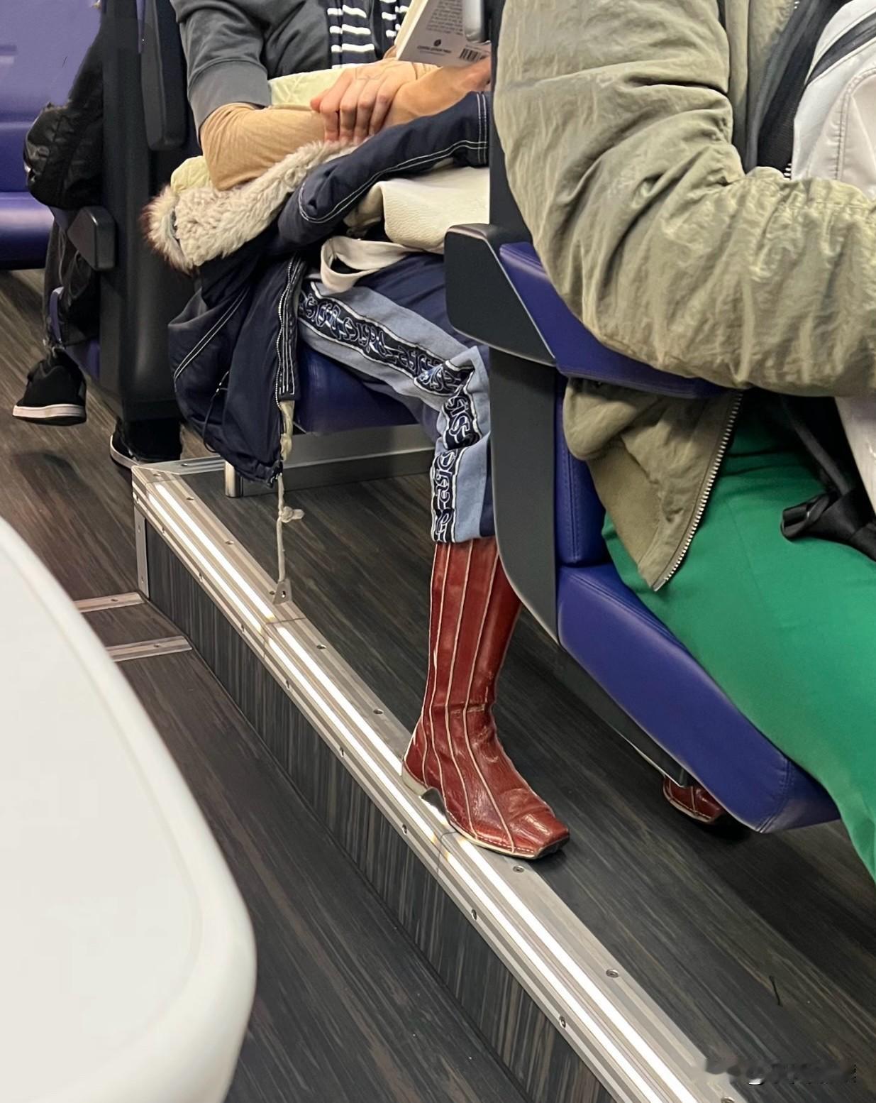 哇，这双鞋子是不是天价啊？看这身穿着打扮绝对不是普通人！