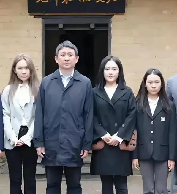 这是清明时期在毛主席故居，外孙王效芝一家人的合影照。王效芝是毛主席之女李讷的儿