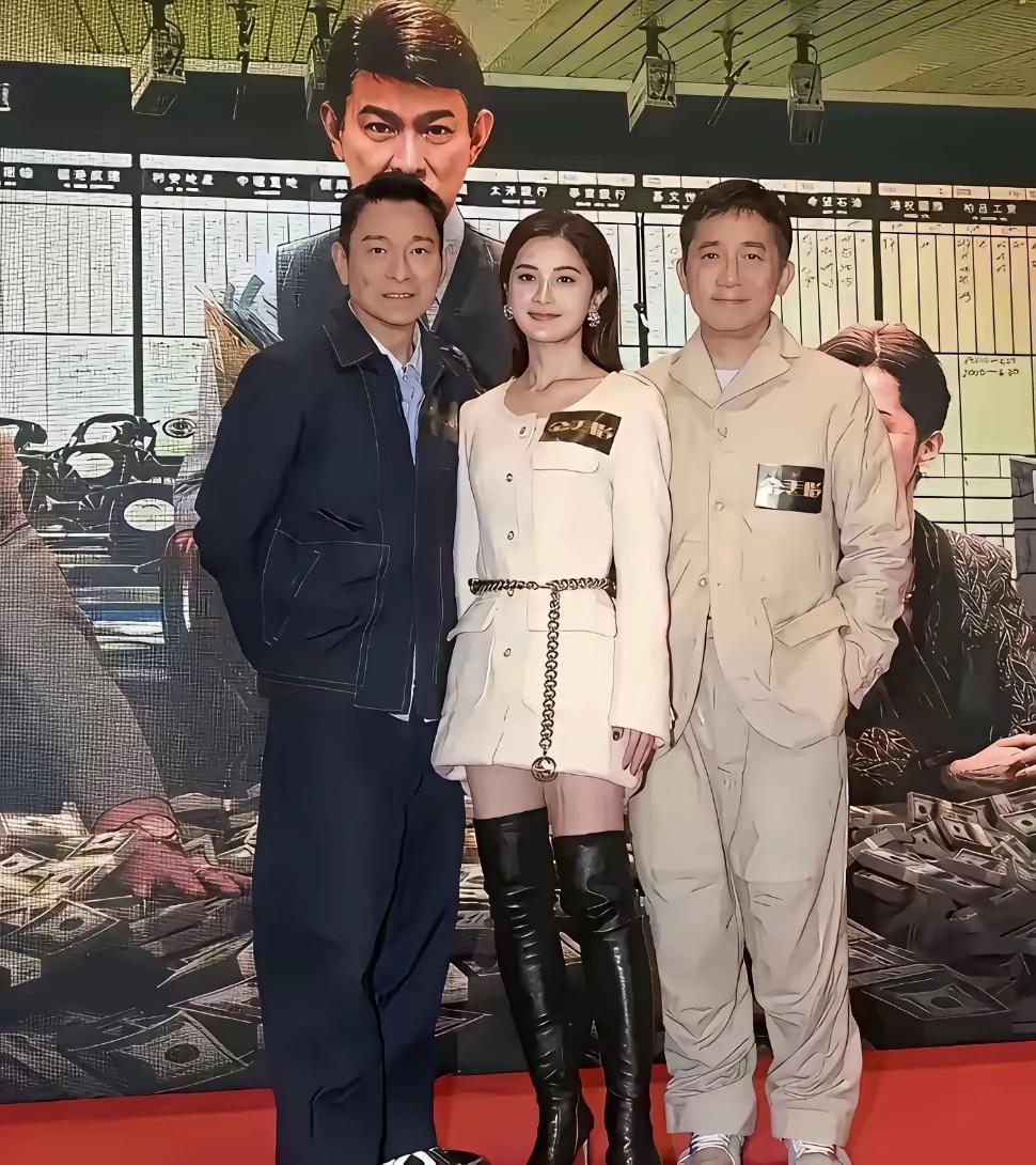 这照片十年前拍的吧，左边的刘德华，右边是粱朝伟，中间是刘亦菲吗！