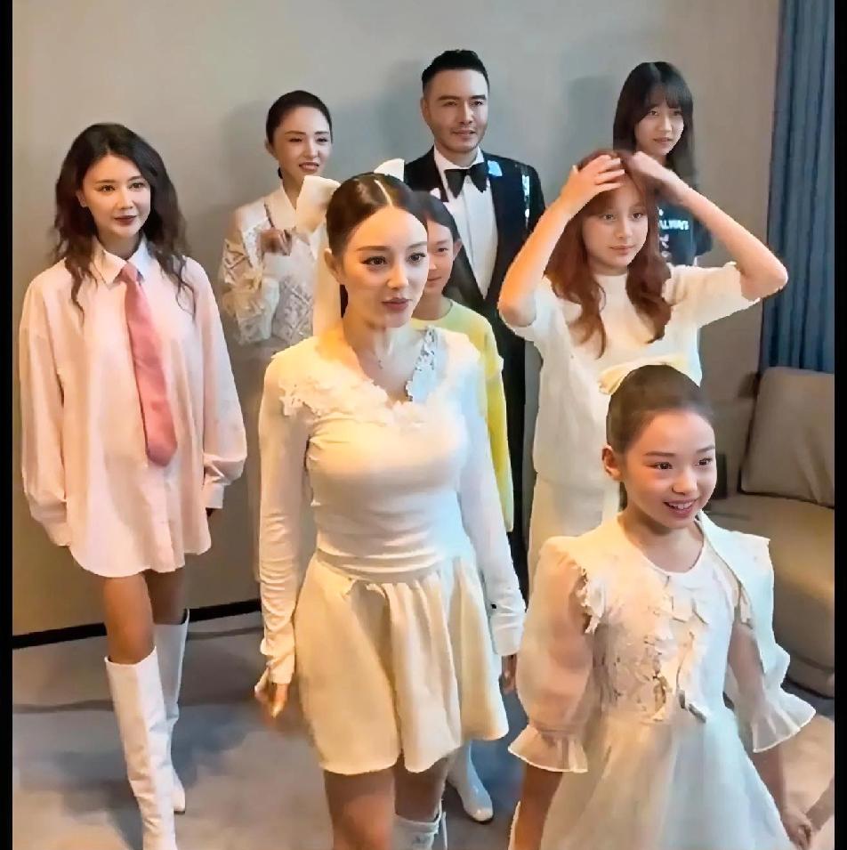 李小璐没别的，确实有点太爱出风头，跳舞让小孩子站前面不好吗？！跟个小孩子争什么排