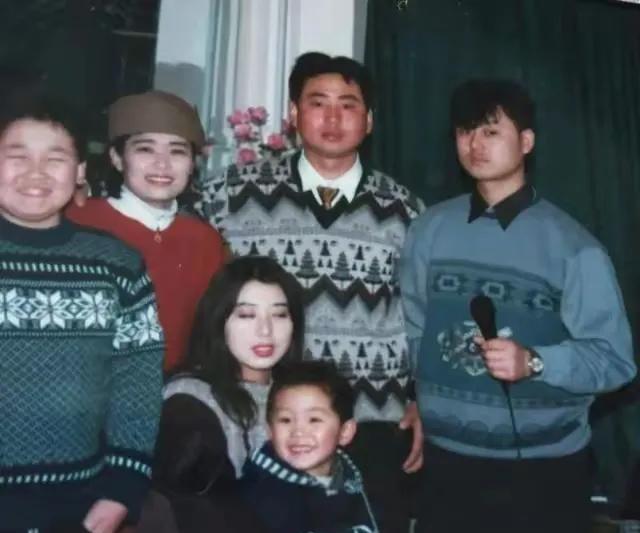 这张照片拍摄于1995年春节，四川省成都市金堂县一家卡拉OK厅里，29岁女青年与