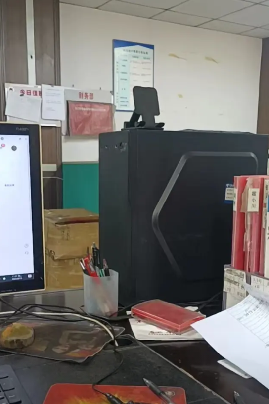 不知是不是昨晚天气太热的缘故，我上睡眼朦胧，坐在办公桌前，睁不开眼，感觉好困，我