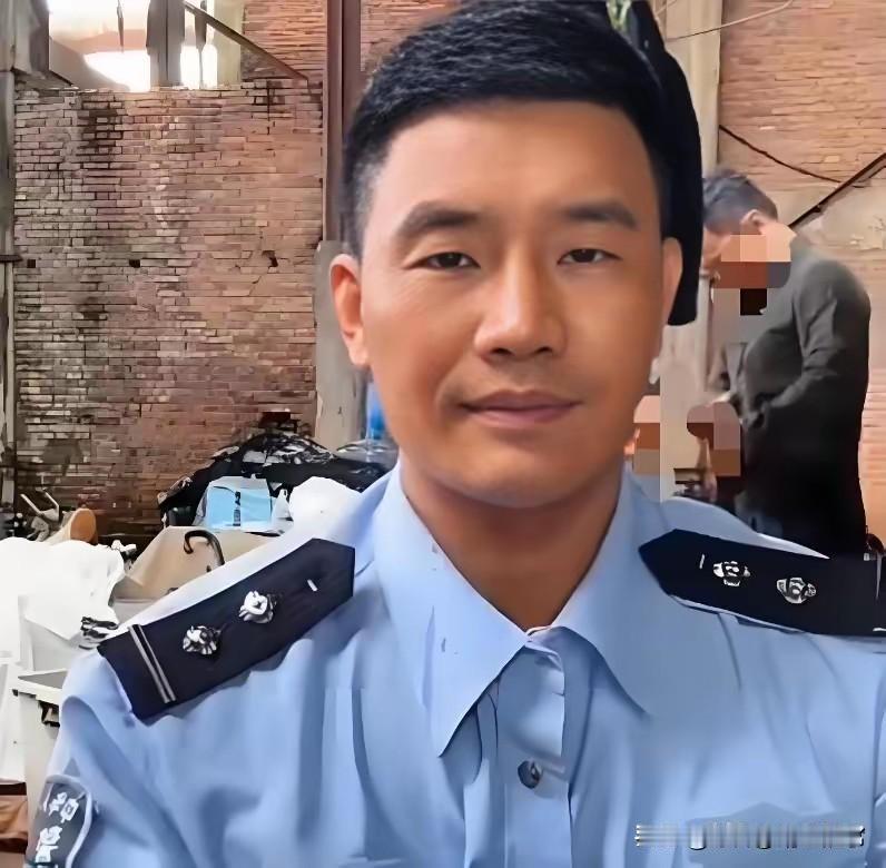 嘎子进去了……被行政拘留7天。因为穿着警察的制服带货。前段时间嘎子还和老陈