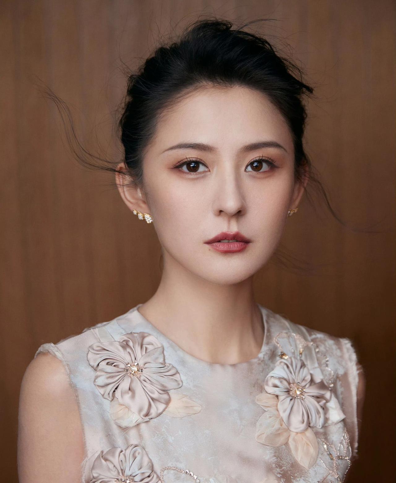 裙上立体花似在柔缎间悄然盛放，缀着细闪更显精致，衬得身姿优雅又灵动，每一处细节都