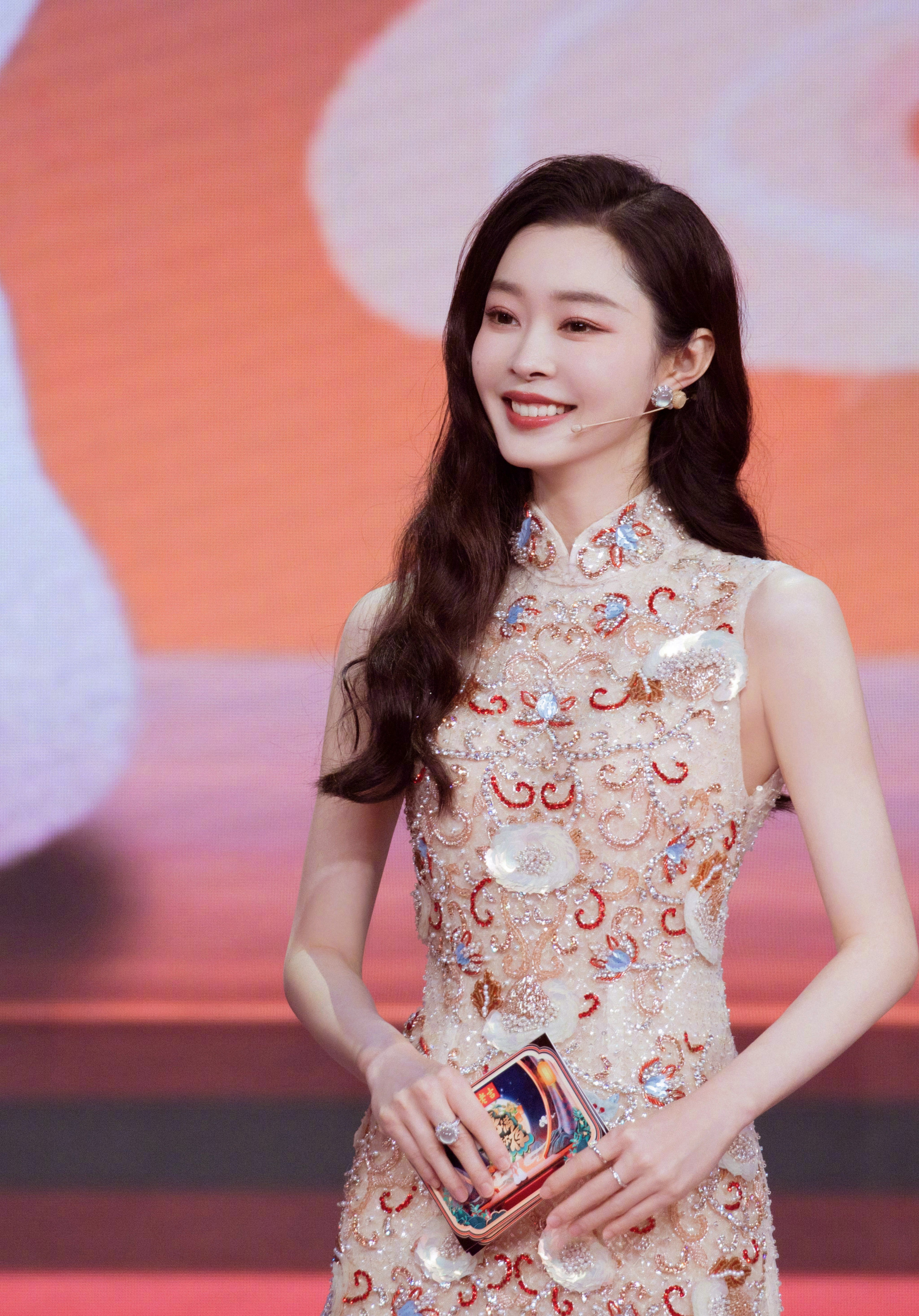 宋轶解锁新身份，月满人团圆，今日份美美的主持人​​​