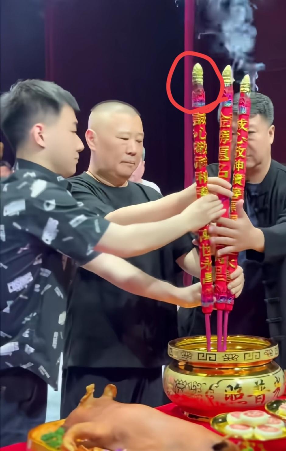 郭德纲改歌词都能和"玄学"扯上关系了？最近冒出许多"大师"拿着郭德纲手拿三柱高香