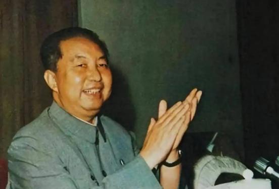 1974年，华国锋参加女儿的家长会，老师问他：“您姓什么？从事什么工作？”面对老