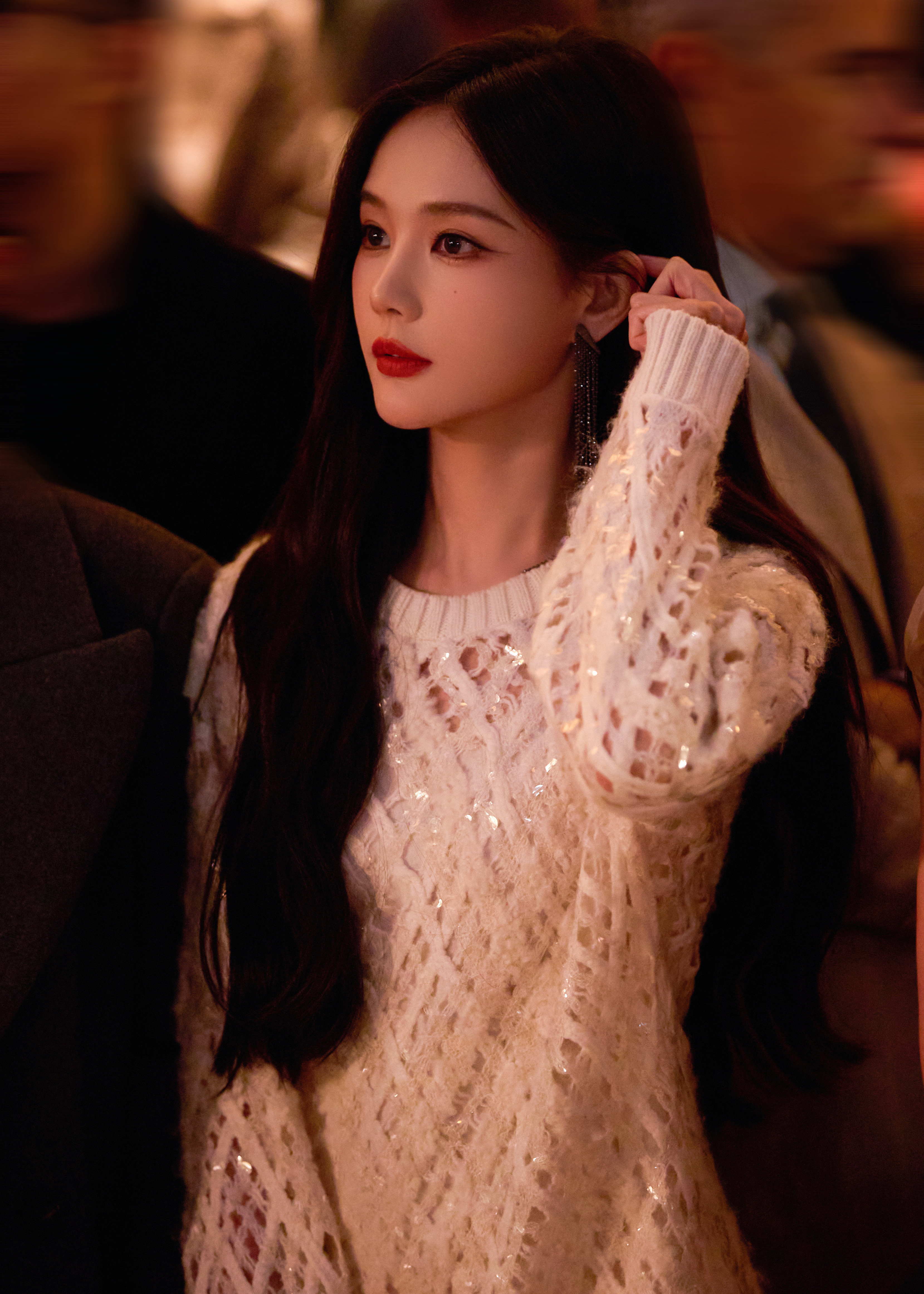 👠李一桐到底谁在看ai剧啊李一桐方否认签署影视AI授权