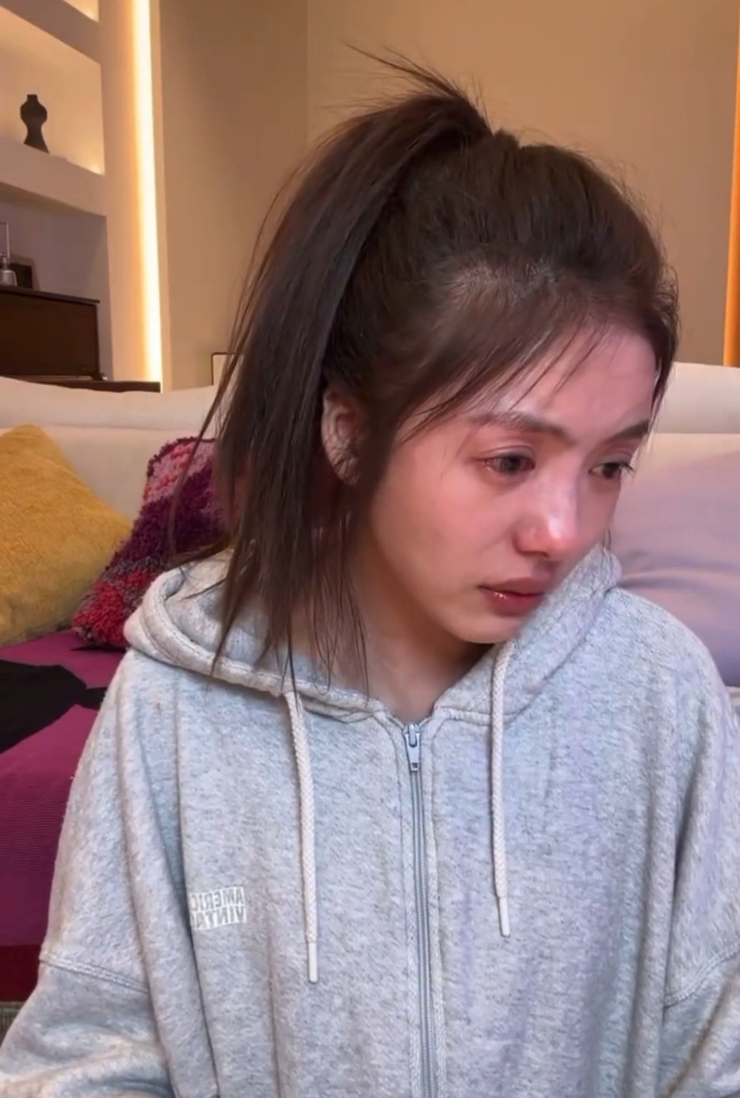 闹笑话的，我还以为蔡文静遇到啥事了，没想到是喝多了。之前刷到蔡文静直播哭到满脸泪