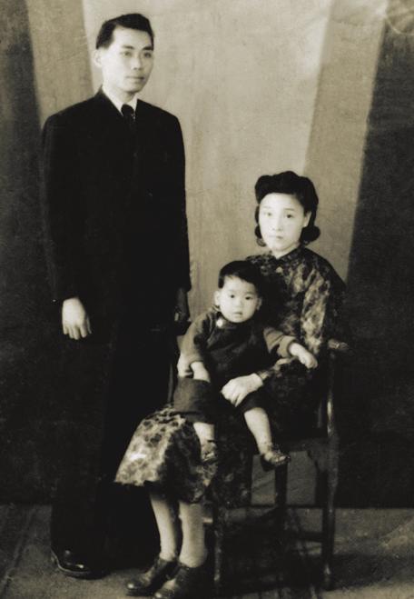 1943年，地下党徐佩珩正在发电报，突然发现外面有日军跑动，徐佩珩赶紧收好东西，