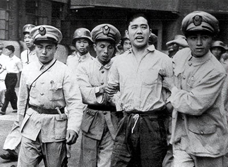 1949年，国军中将韩任民的亲生儿子被国民党当局以通共罪名执行枪决，他闭门默然三
