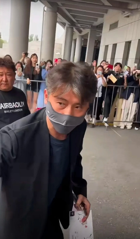 李乃文现身沈阳，前额、两鬓的头发白了好多，双眼通红，肉眼可见的憔悴，一看就是在失