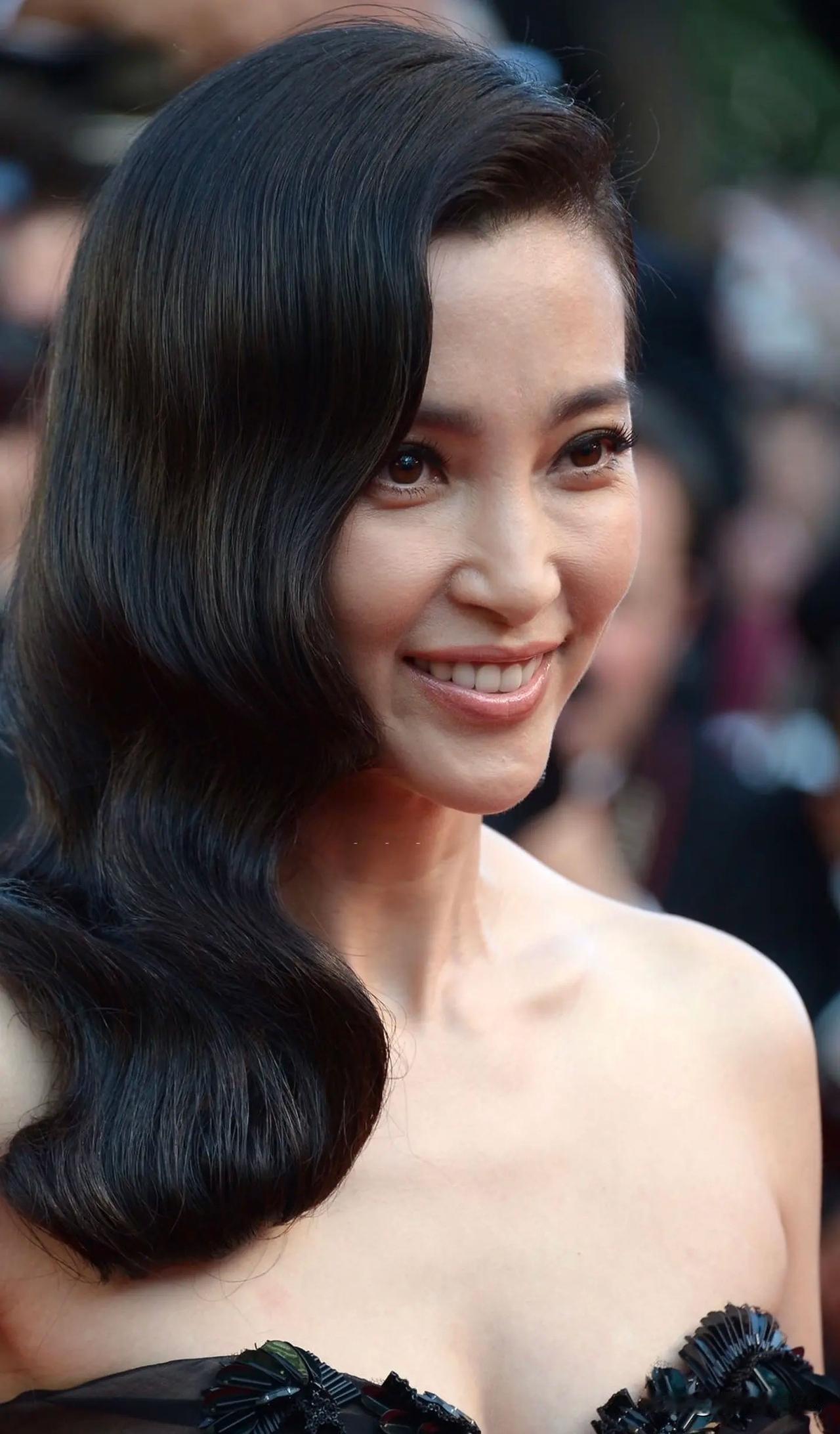 李冰冰的无美颜无滤镜生图，脸上布满了皱纹！