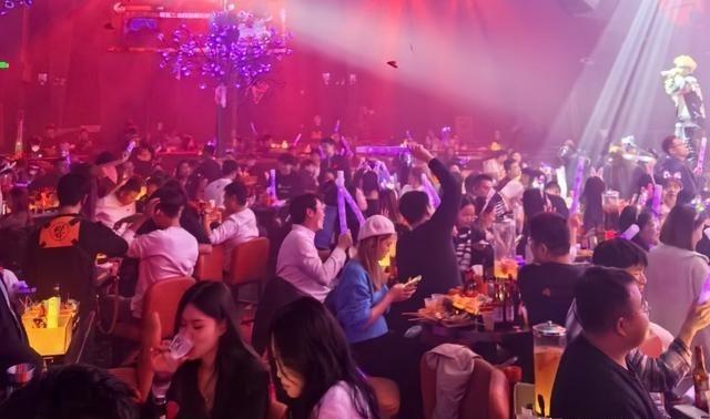 全世界最大的商业骗局，就是酒吧。你以为酒吧是靠卖酒赚钱的？大错特错。它的盈利模式