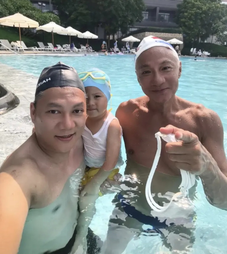 65岁林俊贤在惠州一家酒店游泳，他的鼻子很大，身材太瘦了，体脂率很低，手部青筋暴