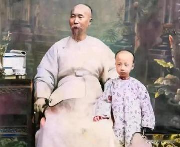 1901年，李鸿章去世，李鸿章死前留下10亿巨额遗产，52年后，43岁的混血孙子