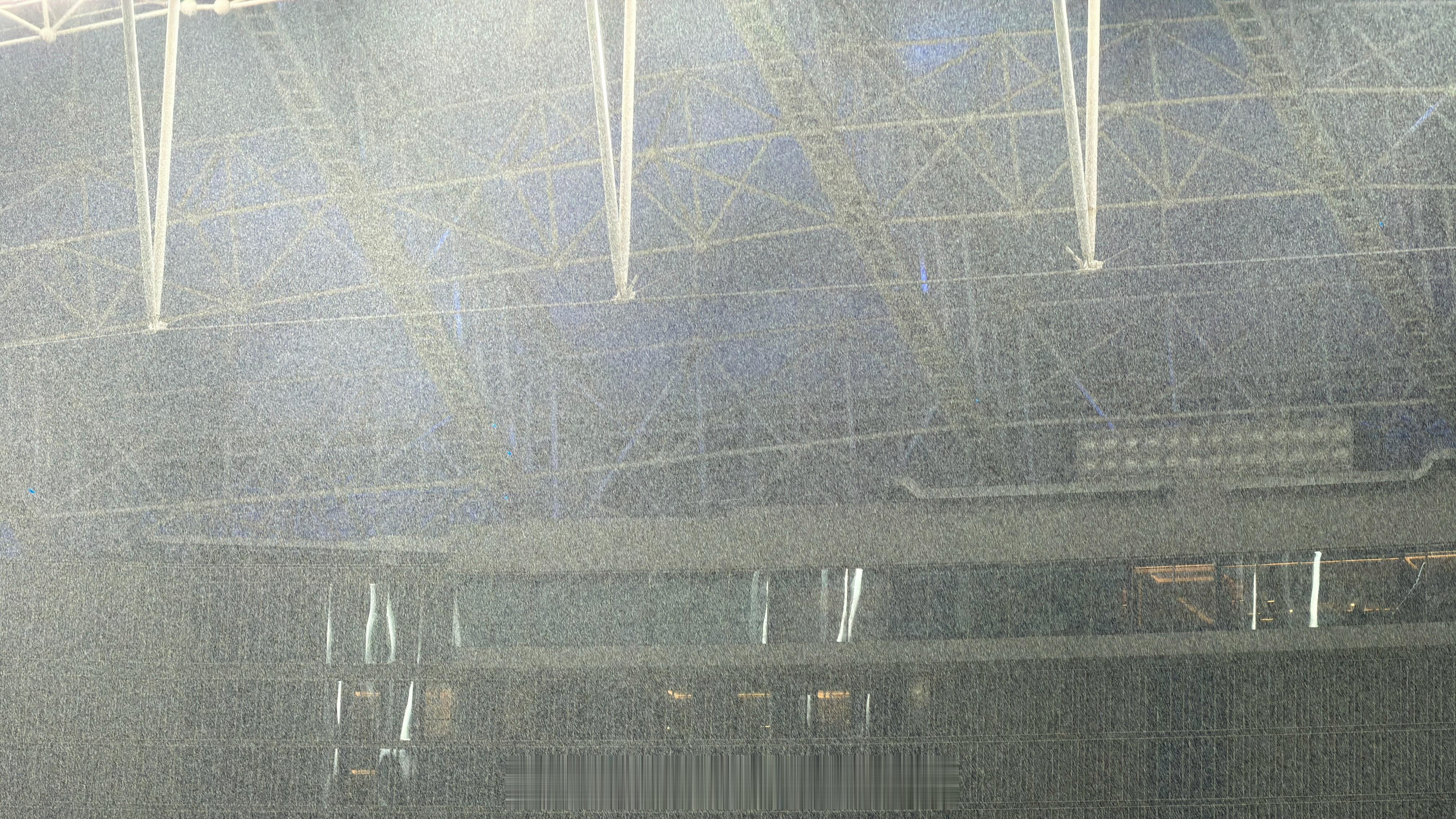 意外很多，虽然说比赛暂停前的围攻有大雨的因素在里面，但停了一个小时结结实实地影响