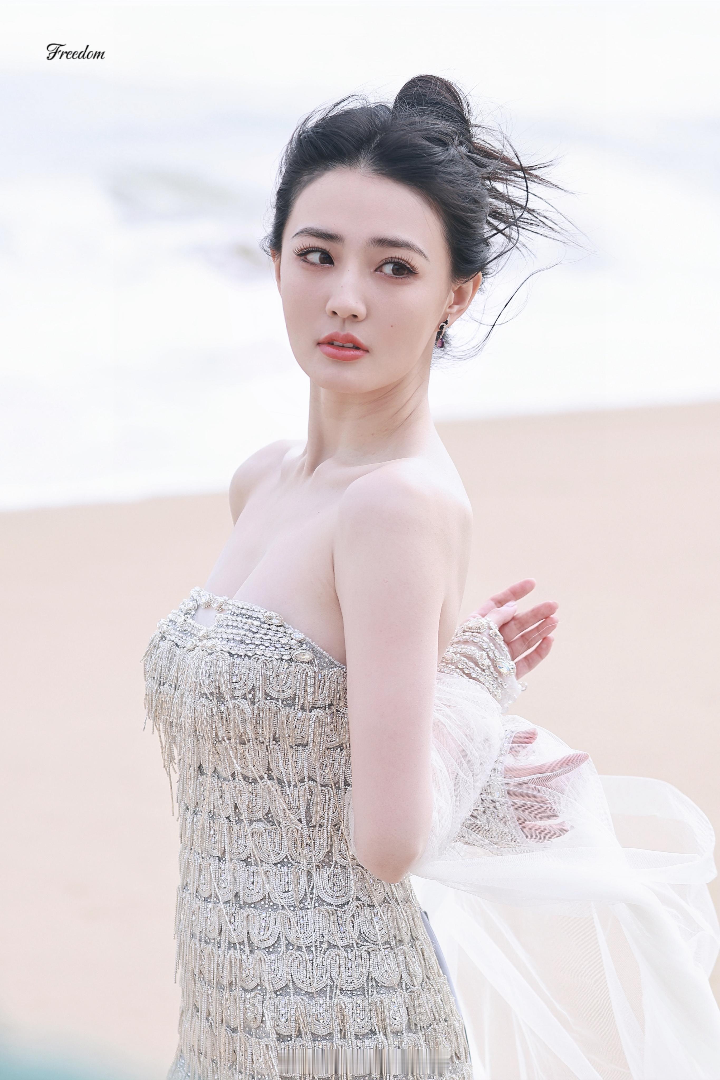 徐璐唯一受过的苦就是男人的苦徐璐其实一直都很好看，只不过好多人不太关注她突然出