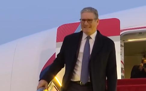 1月28日，斯塔默来北京了，《泰晤士报》爆了一个猛料：斯塔默和他的团队访华前，每