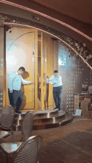 欢迎光临，新娘给你们磕一个[捂脸哭][捂脸哭][捂脸哭]