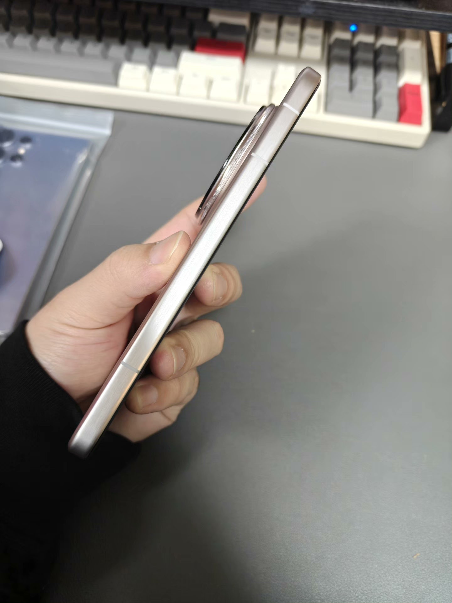 现在年轻人选手机的方式你是真想不到，根本就不纠结的。同事让豆包推荐一部各方面都比