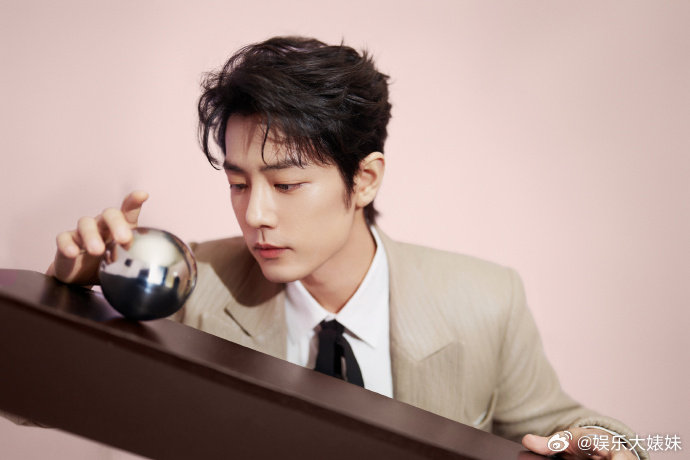 肖战红毯采访用三个词来形容藏海肖战红毯单人压轴肖战电视剧品质盛典红毯单人压轴,采