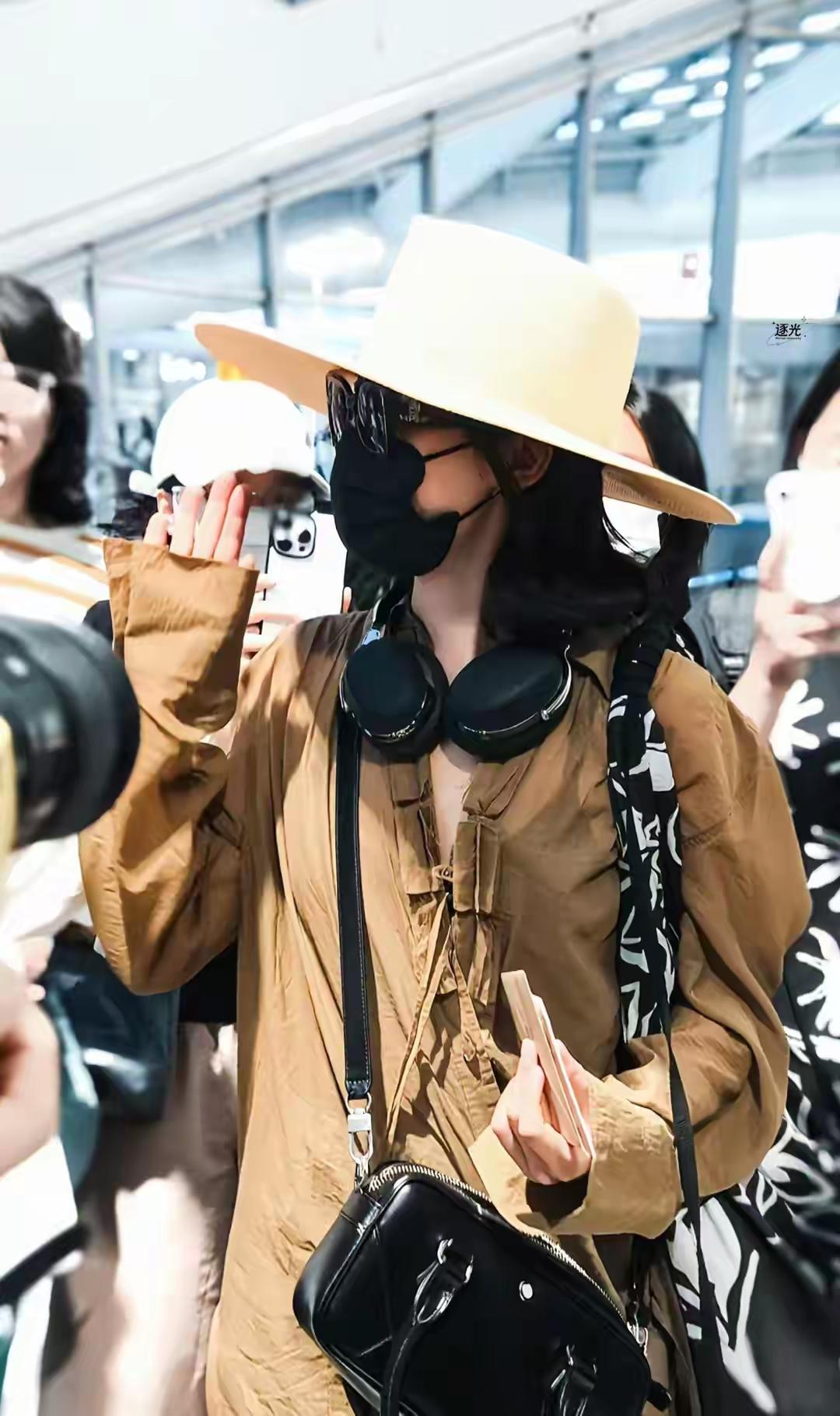 辛芷蕾获得了威尼斯影后后，开心回国，机场被粉丝围拍，暖心与粉丝互动好甜蜜！辛芷