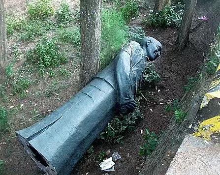 在台湾随处可见被推倒与被损毁的蒋介石雕像,与高雄市建造的不时有人来拜祭送花的安倍