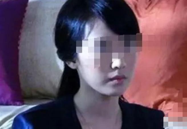 广东广州，一男子和哥们在外吃烧烤，期间，男子给自己前女友发消息让她过来同吃，谁知