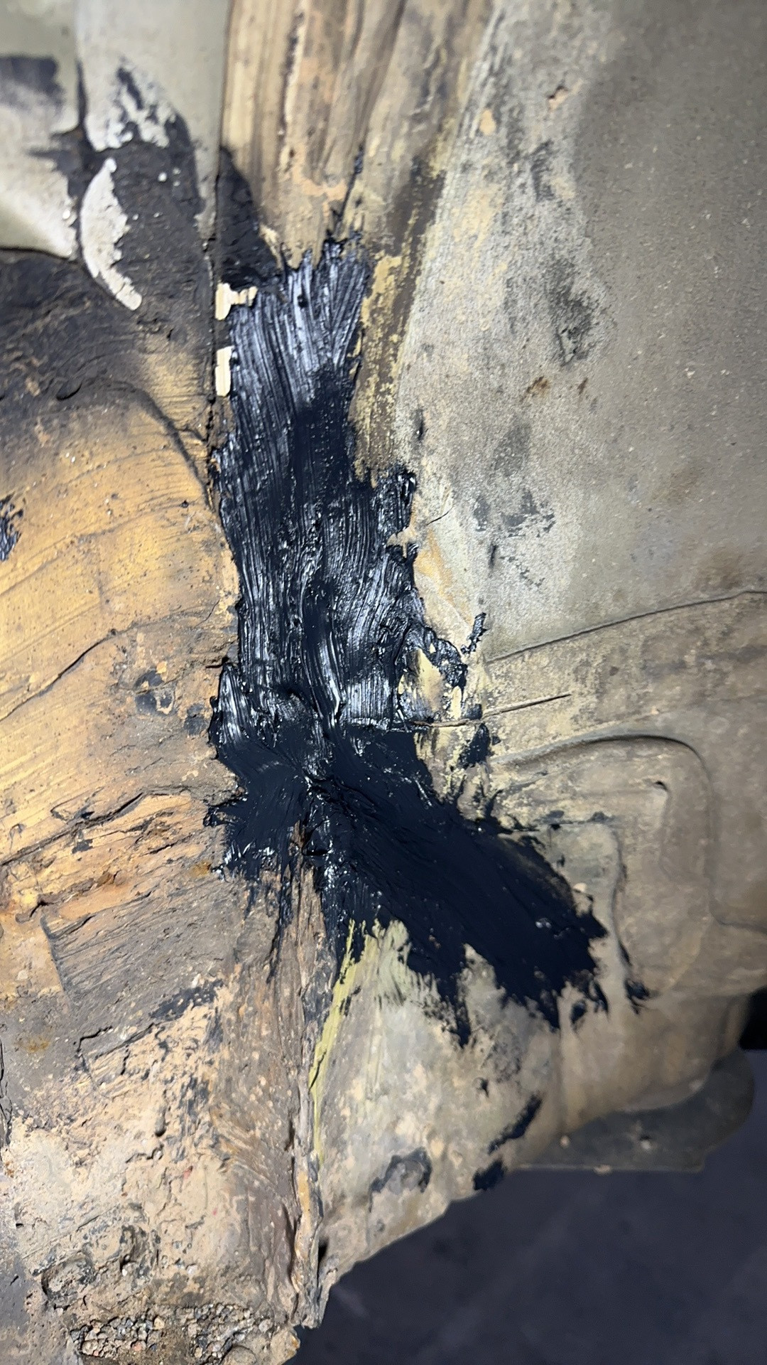 我们那个西雅特。这个洞外面还有两块板，不拆你看不到这里面。咸鱼的车还是太屌了。