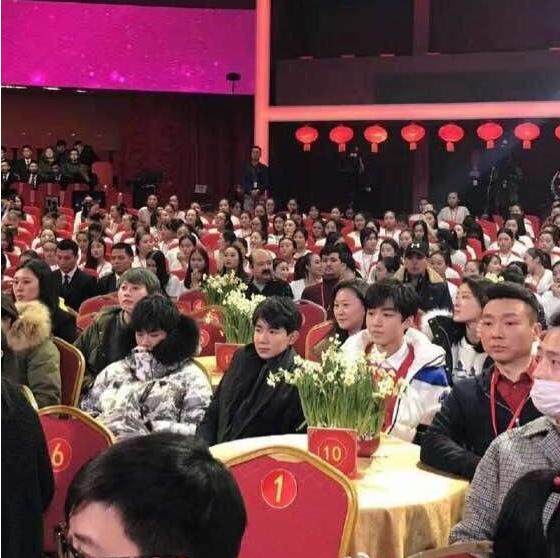 你知道38年来春晚观众席圆桌上摆的是什么吗?