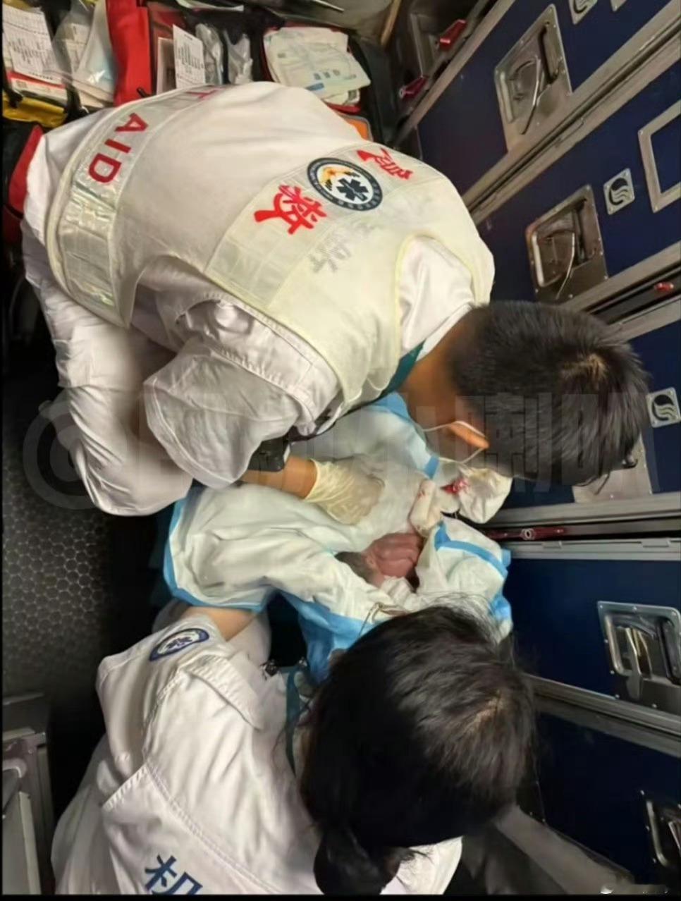 16岁女子飞机上分娩疑携带传染病天呐[惊恐][惊恐]16岁，怀孕，飞机上分娩。梅