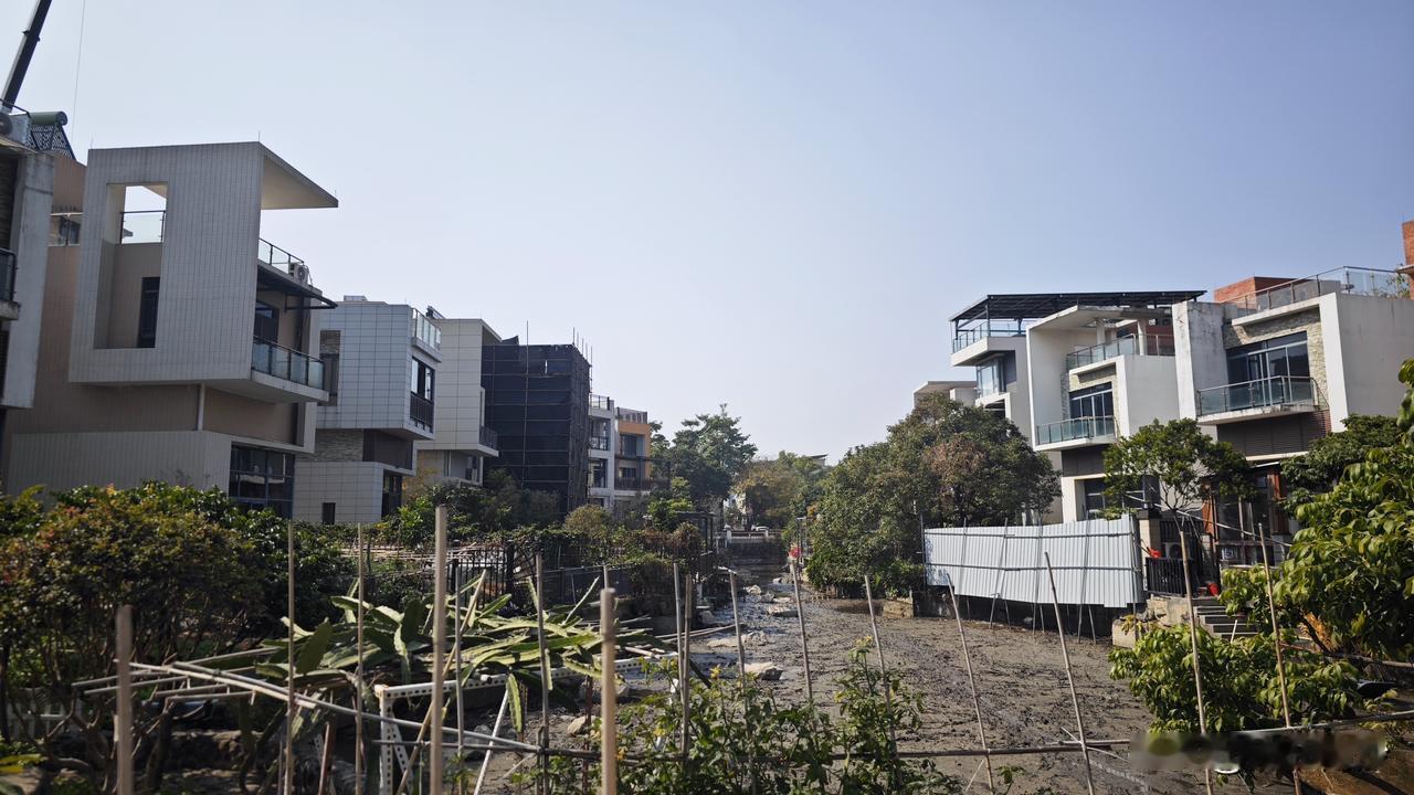 南沙富人区的快乐，不是在大平层，而是在别墅区。独栋就算了，还有后院，后院还有亭子