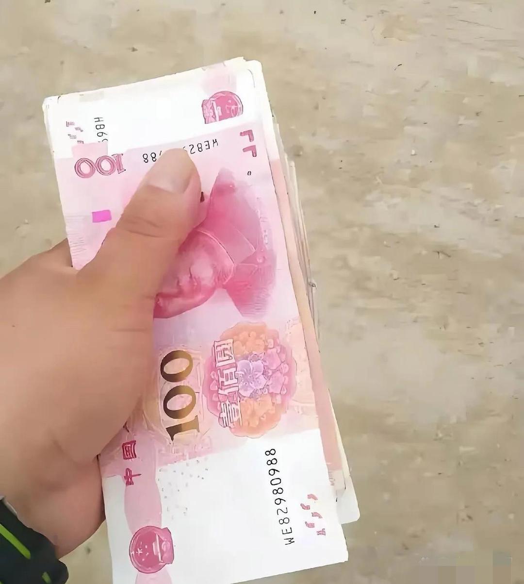 暖心一幕！开锁师傅遇独居老人重金答谢上海一位开锁师傅接到求助，八旬独居老人