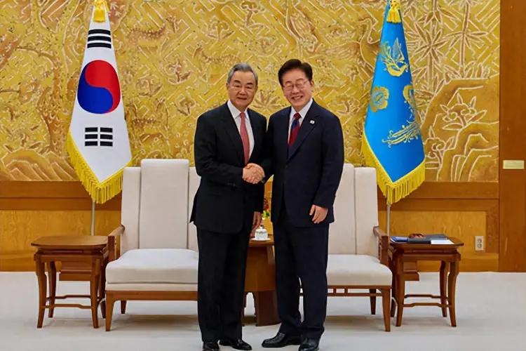 不到24小时，韩国宣布拟对中国征收反倾销税？8月19日，王毅抵达首尔，同韩国