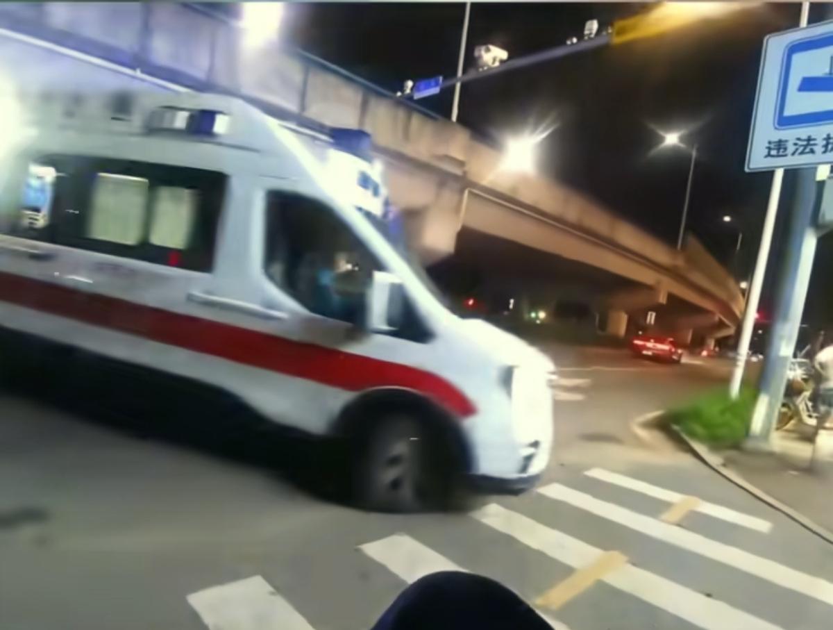 当民警破门而入时，女孩躺在床上已经昏迷……近日，广东东莞警方接到年轻女子小潘
