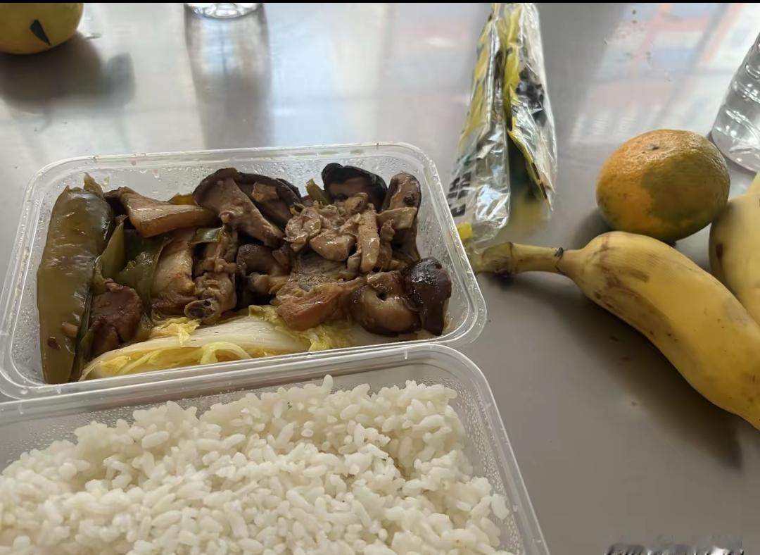 发现一件怪事。越来越多退休老人，现在都有一个很大的改变，无论单身还是有老伴，都