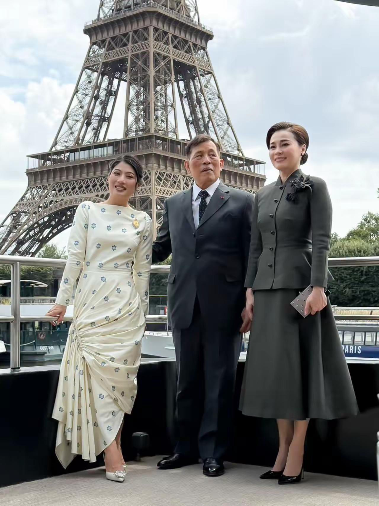 千万别小瞧泰国王后一个笑容的门道！镜头前光鲜亮丽，一举一动全是无形红线。国王一个