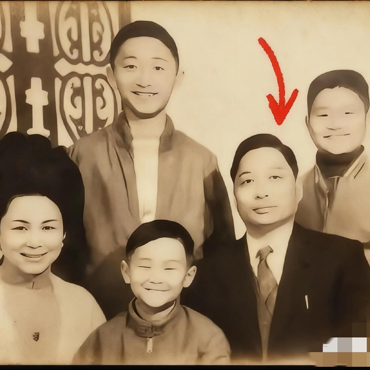 60年代，王明德和儿子王世坚，一张罕见的合影，这时候的王明德大概四十岁左右，因为