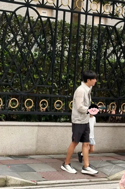王阳拍完戏立马回上海陪伴妻女，带着5岁女儿遛弯的他没有任何妆发，浅色上衣搭配短裤
