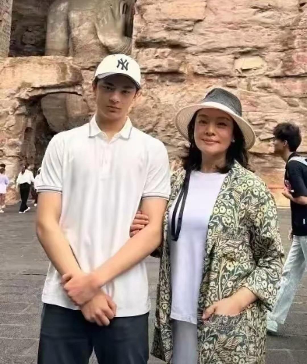 61岁史可和儿子山西大同旅行,穿着大方得体,混血儿子高大帅气，母子二人合照尽